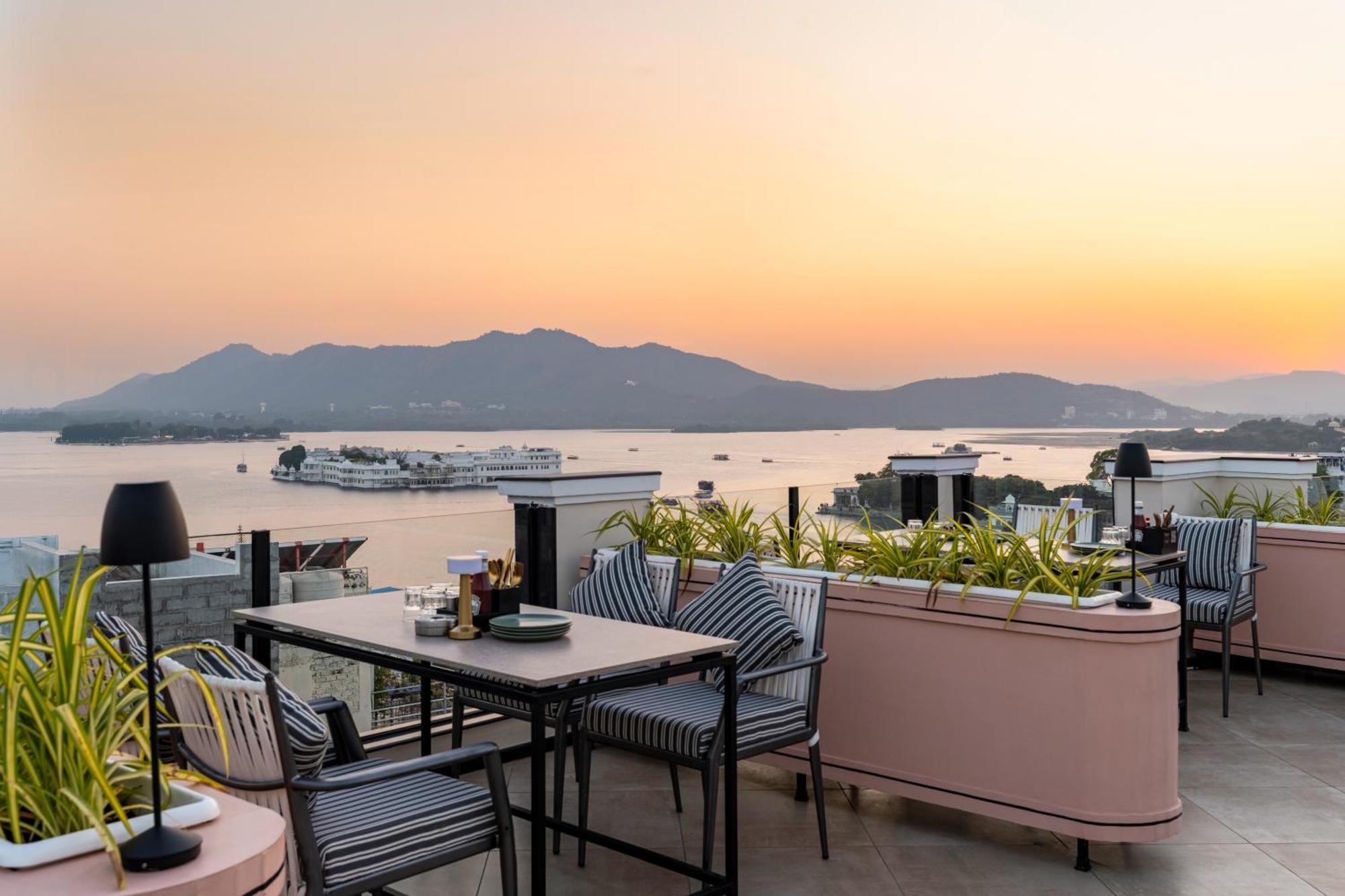 The Red Pier By Downtown Udaipur Hotel Exterior foto
